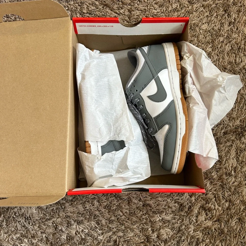 Nike Dunk Low - Picture 3 of 10